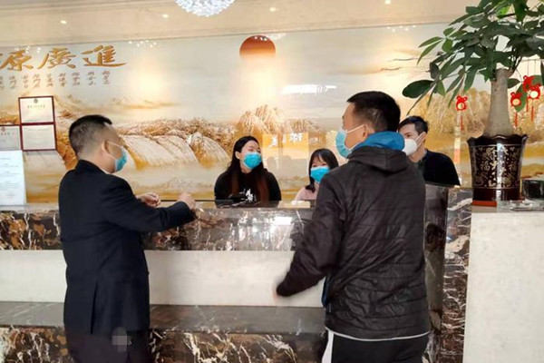 茂名滨海新区纪检监察干部在电城镇金丰海岸酒店督查疫情防控工作落实情况_副本.jpg