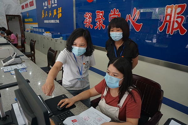 四会市纪检监察干部到东城街道行政服务中心对社保补贴申领、残疾人办证申请、医保结算申领、养老保险资格认证等业务办理情况进行监督检查。.JPG