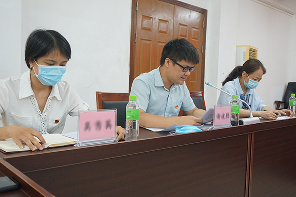 党员干部在专题学习会上交流学习心得（刘璐 摄）.JPG