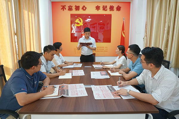 党员干部分组学习研讨，交流心得体会。（刘璐 摄）.JPG
