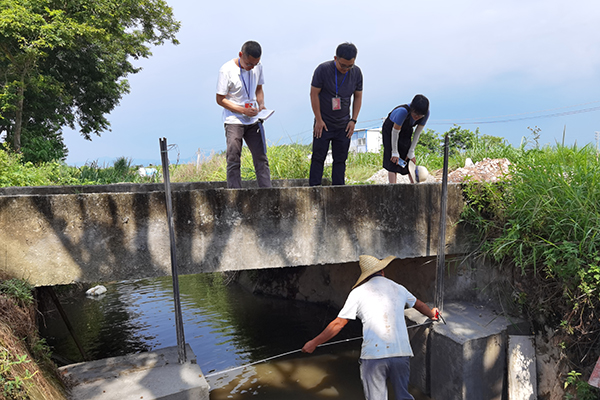 四会市地豆镇纪委干部和狮岭村纪检监察岗成员对狮岭村江大左渠藕围村段渠道疏通整改情况进行跟进监督。（四会市纪委监委供 江永鹏 摄）.jpg
