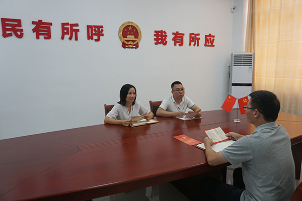 图为石狗镇纪委干部对重点岗位干部进行谈心谈话，派发“十严禁”换届纪律明白卡，强调换届工作纪律。（四会市纪委监委供 苏倩 摄）.JPG