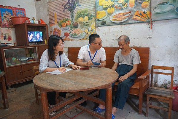 四会市纪检监察干部到石狗镇讴坑村委八村走访困难群众，核实低保金发放情况。（四会市纪委监委供 苏艺敏 摄）.jpg