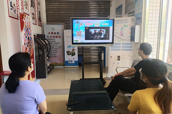 双合镇村民正在收看廉平台播放纪律教育短片 拍摄者 李小芳.jpg