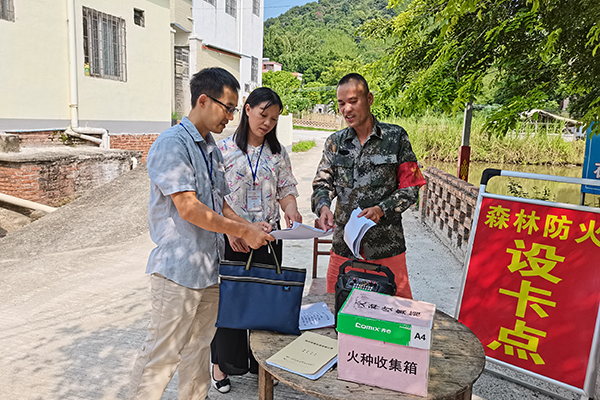 四会市纪检监察干部和村级纪检监察岗成员到黄田镇洛口村森林防火设卡点检查人员值守和防火措施落实情况。（四会市纪委监委供 张春华 摄）.jpg