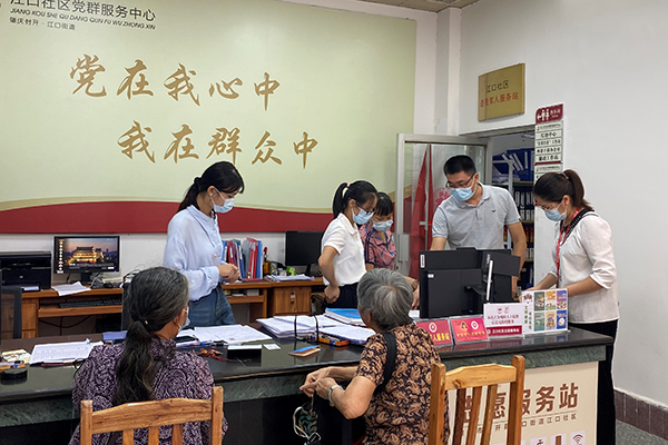 图为专项督查组到江口街道江口社区监督检查疫情防控工作落实和工作人员值班值守情况。（温伟媚 摄）.jpg