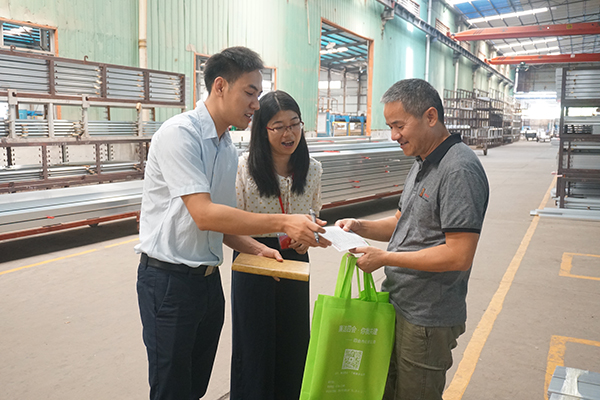 四会市纪检监察干部到企业宣传信访举报渠道，了解企业生产经营情况，并收集相关问题线索。（四会市纪委监委供 苏倩 摄）.JPG