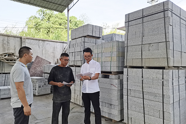 图为封开县长岗镇纪检监察干部到辖区石材加工企业进行走访，了解企业经营情况。（林薇薇 摄）.jpg