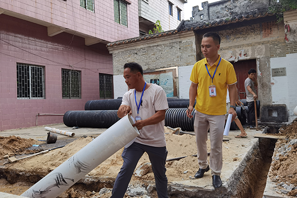 图为大沙镇岗美村纪检监察成员到向阳村监督宜居村工程项目建设情况。（四会市纪委监委供 刘璐 摄）.jpg