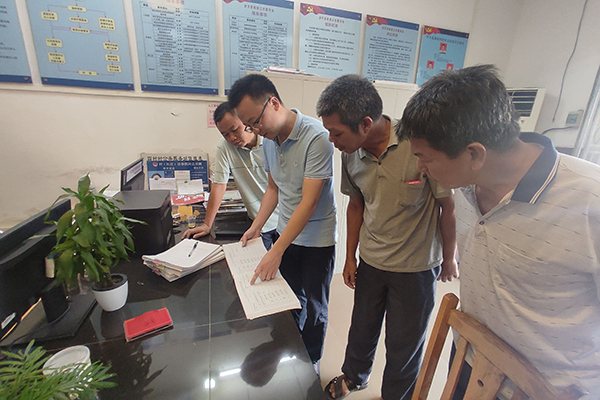 封开县莲都镇纪委干部联合四村村级纪检监察岗成员对照监督清单，检查四村村委会公章使用情况（封开县纪委监委供 卢俊龙 摄）.jpg