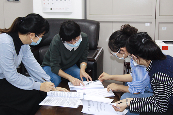 相关室组对干部廉洁情况材料进行联审（鹤山市纪委监委+陈杏珠+拍摄）1.jpg
