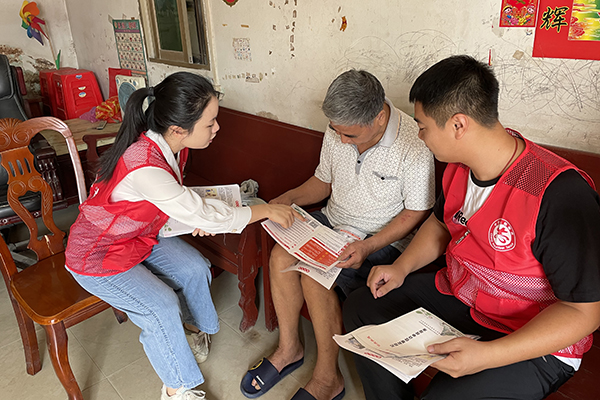 图为肇庆市鼎湖区沙浦镇纪检监察干部进村入户，面对面向村民讲解如何利用“扫一扫，可举报”二维码进行信访举报（鼎湖区纪委监委供，吴柳花   摄）.jpg