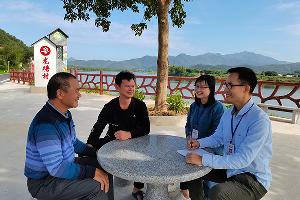 四会市纪检监察干部到黄田镇西岸村走访群众，与群众面对面交流，了解民生民情，收集问题线索。（四会市纪委监委+刘火新+摄）.jpg