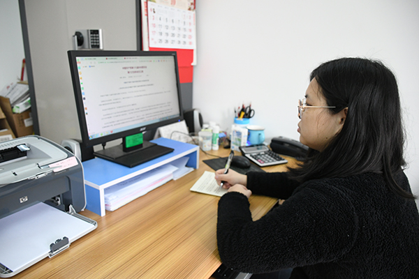 图为封开县纪委监委干部通过网络自学党的十九届六中全会公报并做学习笔记。（黎虹 摄）.JPG
