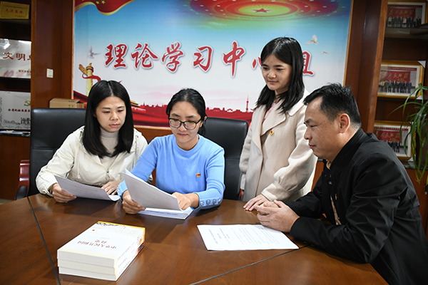 图为封开县纪委监委干部认真研读党的十九届六中全会有关报道文章，不断深化对全会精神的理解。（黎虹 摄）.JPG