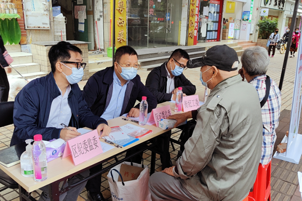 海珠区纪委监委主要负责人带队在接访现场面对面听取群众诉求。（海珠区纪委监委供 何思颖 摄）.png