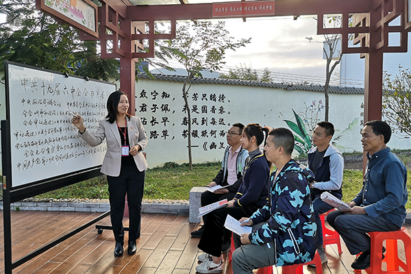 石狗镇纪检监察干部组织程村村纪检监察岗成员开展党的十九届六中全会精神学习。（四会市纪委监委供 张密 摄）.jpg