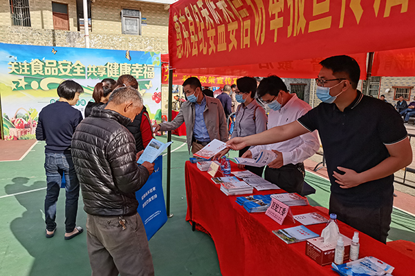图为惠东县纪检监察干部在增光社区向群众宣传纪检监察信访举报相关知识。（惠东县纪委监委供 郑春城 摄）.jpg