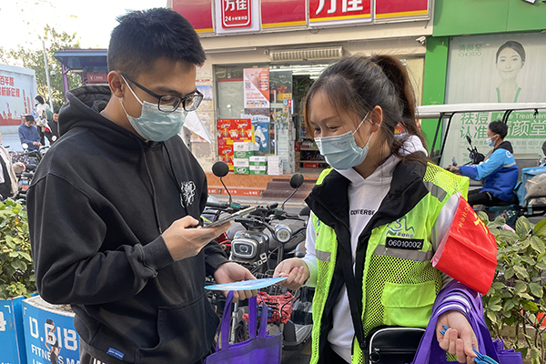 图为黄石街监察站工作人员引导群众关注“云监察”微信小程序.jpg