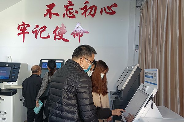 图为该县纪委监委干部在县政务服务大厅开展“体验式”监督检查。（黎虹 摄）.jpg
