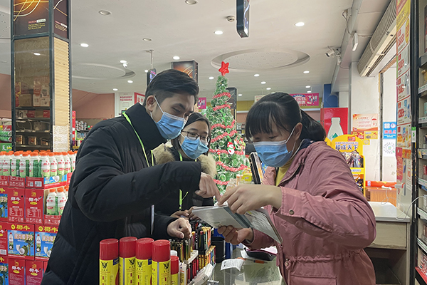 江谷镇纪委干部前往辖区内商场超市，查看近期烟酒销售记录，排查相关问题线索。（四会市纪委监委供 郭紫岩 摄）.jpg