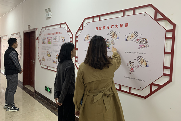 鼎湖区永安镇政府干部职工在廉政长廊前驻足观看学习（鼎湖区永安镇纪委供图）.jpg