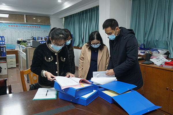 督查组在东城街道办事处监督检查防返贫监测工作落实情况。.jpg