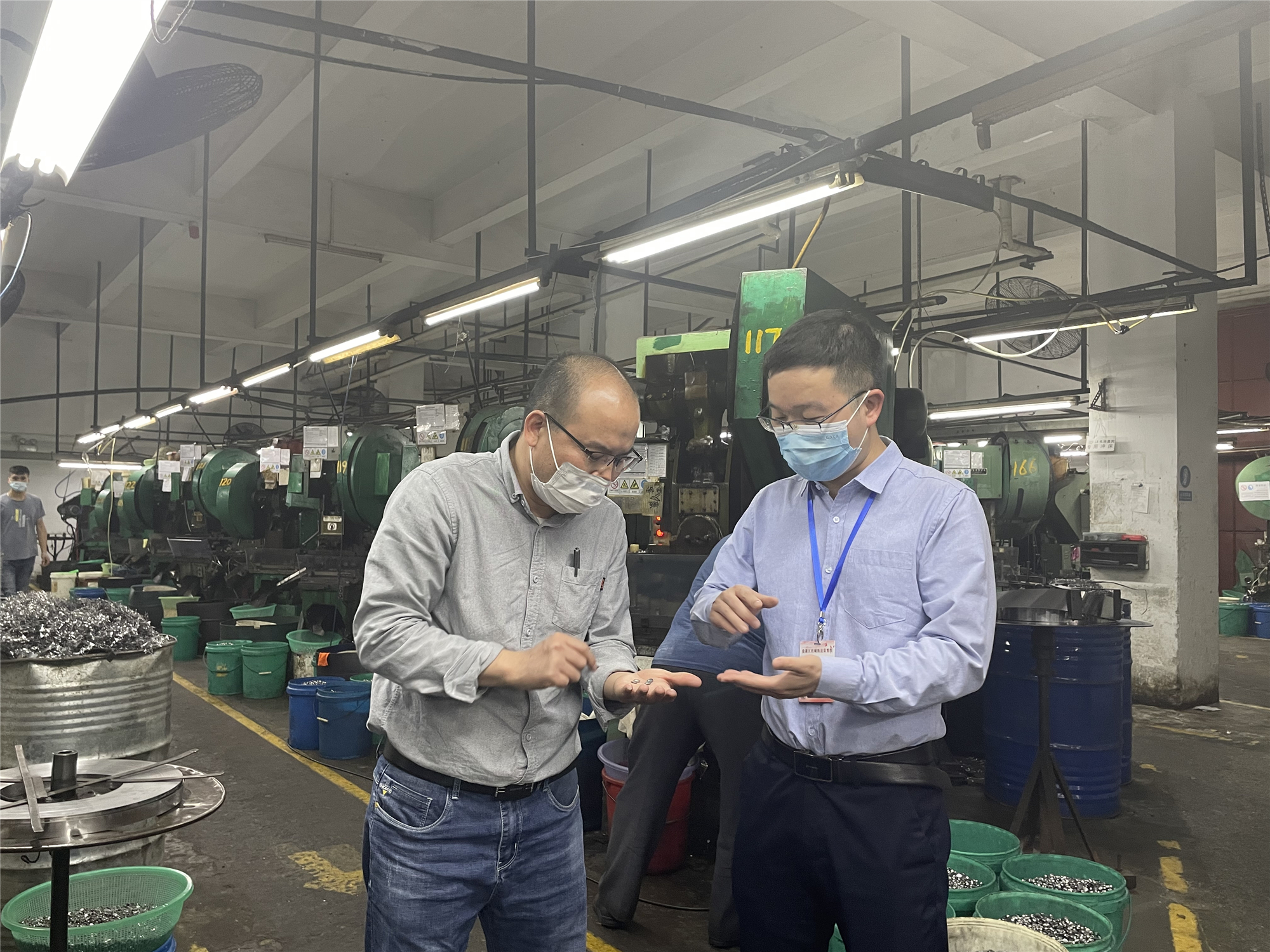 图为鼎湖区桂城街道纪检监察干部深入企业走访，收集相关问题线索。（鼎湖区纪委监委供，刘慧铃 摄）.jpg