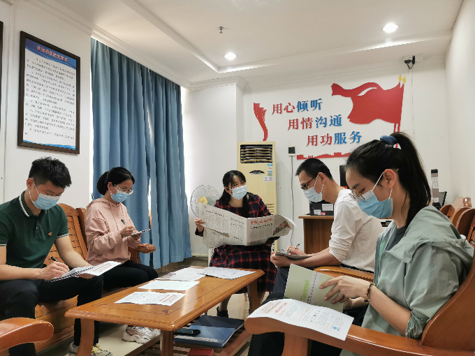 图为封开县纪委监委信访业务骨干读报学报，联系工作实际，开展《信访工作条例》研学活动。（李晓 摄）.jpg