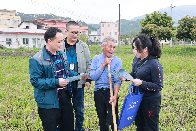 佛冈县纪委监委干部在水头镇西田村向村民进行信访举报知识宣传（佛冈县纪委监委供+梁颖怡摄）.JPG