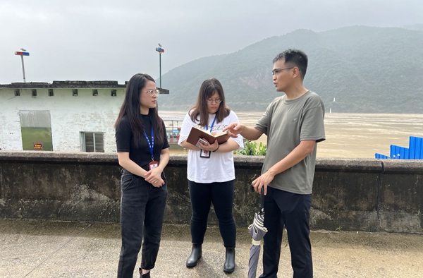 (鼎湖区纪委监委供 刘芬 摄)永安镇纪委干部在丰乐围贝水防汛站监督