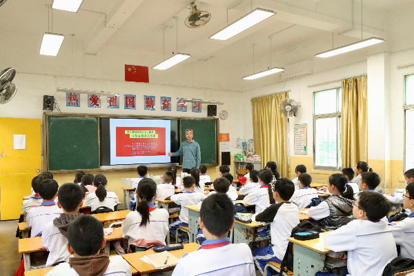 图为区关工委讲师团成员在浮洋镇六联小学宣讲.jpg