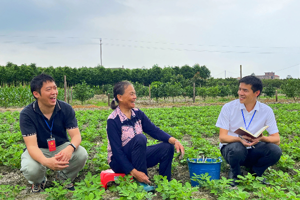 图为佛冈县龙山镇纪委干部到上岳村向群众走访了解有关情况(佛冈县纪委监委供++梁颖怡摄）.jpg