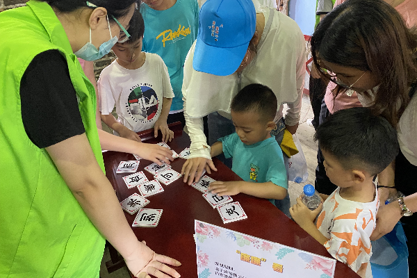 图为县直机关单位干部与孩子在寓教于乐中感受“廉”.png