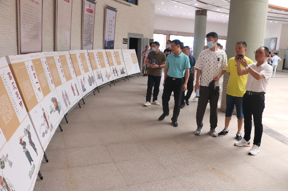 图为市民参观《学廉洁成语+讲传统故事》廉洁主题图片展(1).jpg