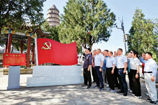 　　在学习贯彻习近平新时代中国特色社会主义思想主题教育中，全党紧扣“学思想、强党性、重实践、建新功”总要求，聚焦主题主线，明确目标任务，突出以学铸魂、以学增智、以学正风、以学促干，与做好开局之年工作紧密结合，特别是着力解决制约高质量发展问题、群众急难愁盼问题、党的建设突出问题，达到预期目的，取得明显成效。图为2023年6月30日，在延安宝塔山参观的党员干部重温入党誓词。 新华社记者 张博文/摄