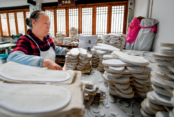 2020年4月17日，成都市郫都区唐昌街道战旗村，赖淑芳整理摆放制作完成的布鞋鞋底。