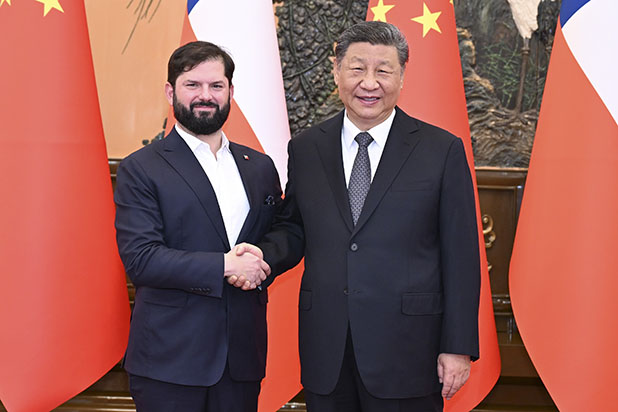 习近平会见智利总统博里奇