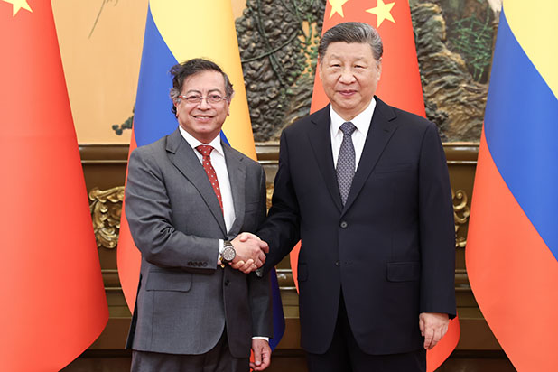 习近平会见哥伦比亚总统佩特罗