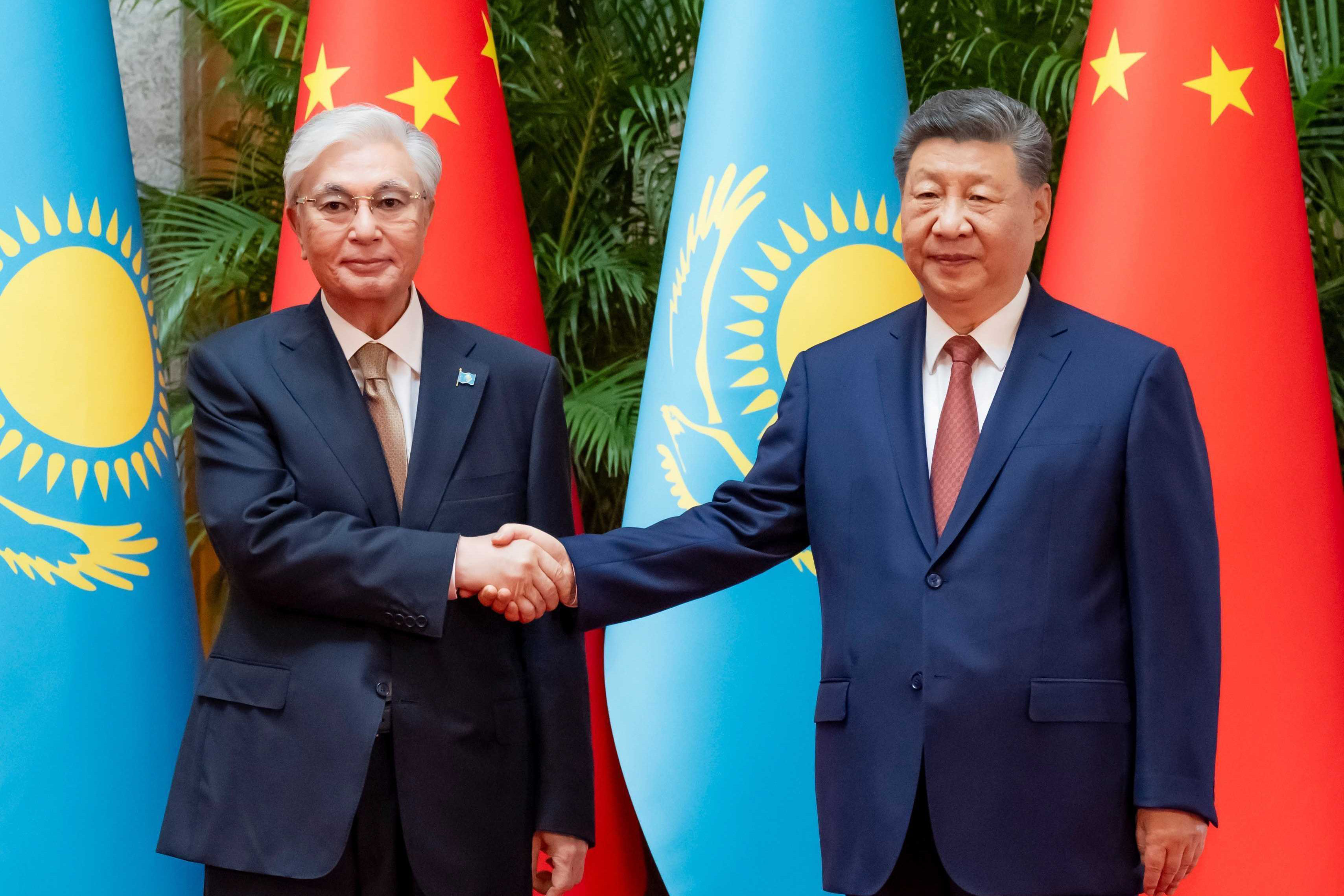 习近平会见哈萨克斯坦总统托卡耶夫